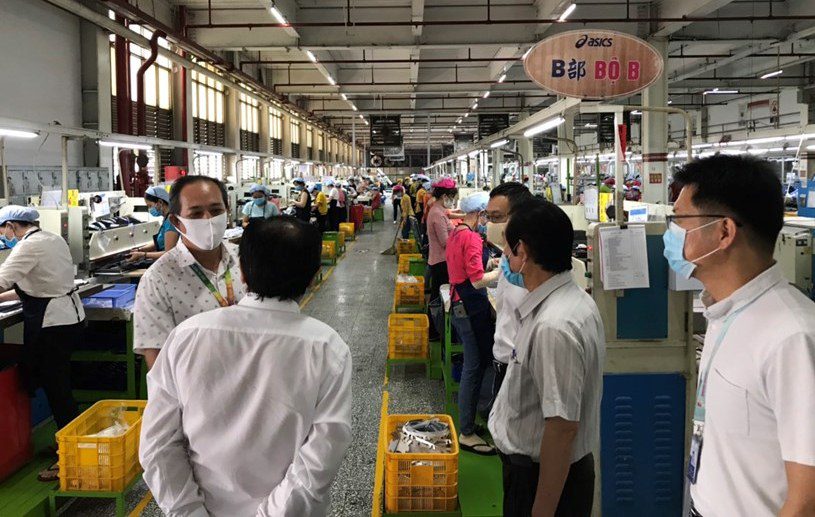Sản xuất giày tại Công ty PouYuen Việt Nam
