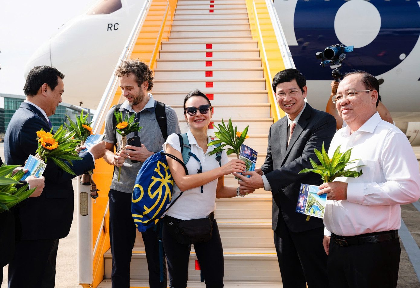 Lãnh đạo Bộ VH-TT-DL chào đón vị khách quốc tế thứ 20 triệu năm 2025.